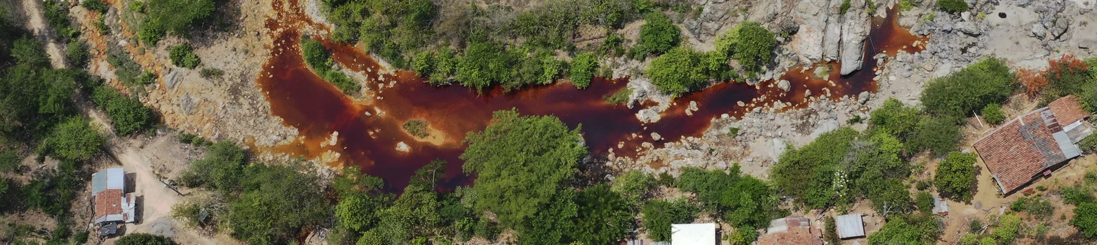 Rio San Sebastian contaminado por drenaje acido